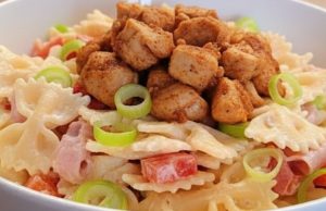 Barevný těstovinový salát s krůtím masem: Ideální oběd do krabičky Těstovinový salát s krůtím masem