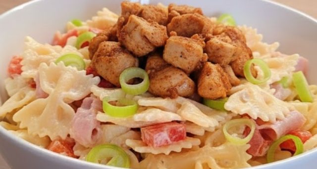 Těstovinový salát s krůtím masem