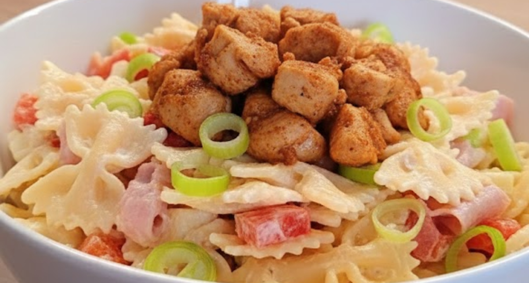 Těstovinový salát s krůtím masem