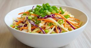 Zimní detox, který si zamilujete: Křupavé zelí, mrkev a jablko v nejlepší jogurtové zálivce