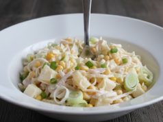 Celerový salát s ananasem, pórkem a kukuřicí – rychlý párty salát hotový za pár minut