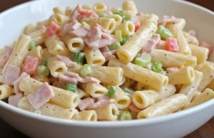 Těstovinový salát se šunkou, sýrem a luxusní zálivkou