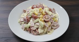 Geniální salát ze surovin, které máte určitě právě teď v lednici