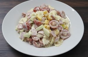 Geniální salát ze surovin, které máte určitě právě teď v lednici