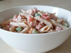 Bombastický těstovinový salát se zakysanou smetanou: Hotovo za 15 minut! Jednoduchý těstovinový salát se šunkou a sýrem: rychlý oběd do krabičky