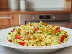 Kuřecí salát s jogurtovým dresinkem: Kompletní oběd hotový do 30 minut Kuřecí těstovinový salát s jogurtovým dresinkem a jablkem