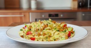 Kuřecí salát s jogurtovým dresinkem: Kompletní oběd hotový do 30 minut Kuřecí těstovinový salát s jogurtovým dresinkem a jablkem