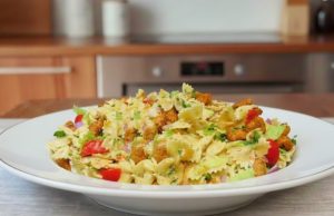 Kuřecí salát s jogurtovým dresinkem: Kompletní oběd hotový do 30 minut Kuřecí těstovinový salát s jogurtovým dresinkem a jablkem