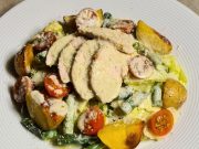 Jednoduchý salát s pečeným kuřecím prsem, bramborami a dresinkem z pečeného česneku