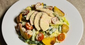 Jednoduchý salát s pečeným kuřecím prsem, bramborami a dresinkem z pečeného česneku