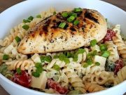 Přírodní kuřecí prso s čerstvým těstovinovým salátem: Lehký a sytý fitness oběd