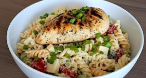 Přírodní kuřecí prso s čerstvým těstovinovým salátem: Lehký a sytý fitness oběd