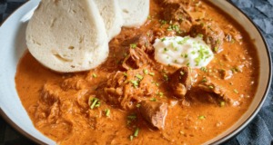 Poctivý segedínský guláš a domácí houskový knedlík Segedínský guláš s houskovým knedlíkem – poctivý recept, který chutná ještě lépe druhý den