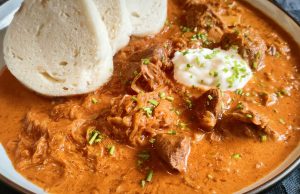 Poctivý segedínský guláš a domácí houskový knedlík Segedínský guláš s houskovým knedlíkem – poctivý recept, který chutná ještě lépe druhý den