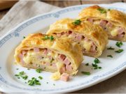 Slaný štrudl z listového těsta se salámem, sýrem a bramborami – rychlé pohoštění k pivu