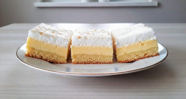 Andělské slzy – tradiční tvarohový koláč se sněhovou čepicí