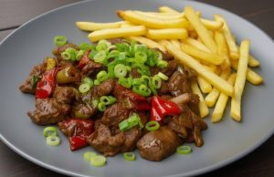 Lahodná vepřová směs z jedné pánve se zeleninou a hranolky