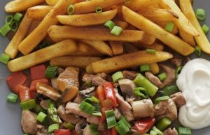 Pikantní vepřová směs se žampiony a paprikou: Poctivá minutka s hranolky Pikantní vepřová směs s argentinským kořením, žampiony a paprikou