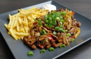 Šťavnaté vepřové nudličky z pánve: Recept, se kterým v kuchyni zaperlíte i během 20 minut