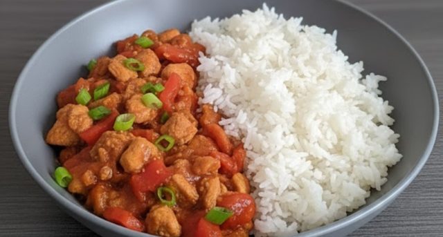 Rychlá kuřecí směs na rýži se sójovou omáčkou a kapií – hotová do 20 minut