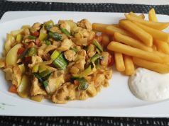 Lepší než z bistra a hotová za 20 minut: Domácí kuřecí čína se šťavnatým masem a křupavými hranolky!