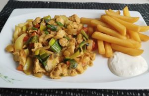 Lepší než z bistra a hotová za 20 minut: Domácí kuřecí čína se šťavnatým masem a křupavými hranolky!