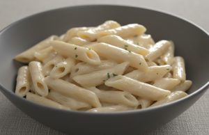 Krémové česnekovo-sýrové těstoviny: Luxusní večeře z pár surovin Penne v krémové sýrové omáčce s česnekem a parmazánem