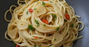 Pravé italské špagety Aglio e Olio: Královská večeře z pěti surovin Pravé italské špagety Aglio e Olio: Královská večeře z pěti surovin