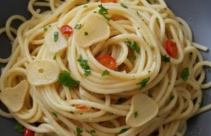 Pravé italské špagety Aglio e Olio: Královská večeře z pěti surovin Pravé italské špagety Aglio e Olio: Královská večeře z pěti surovin