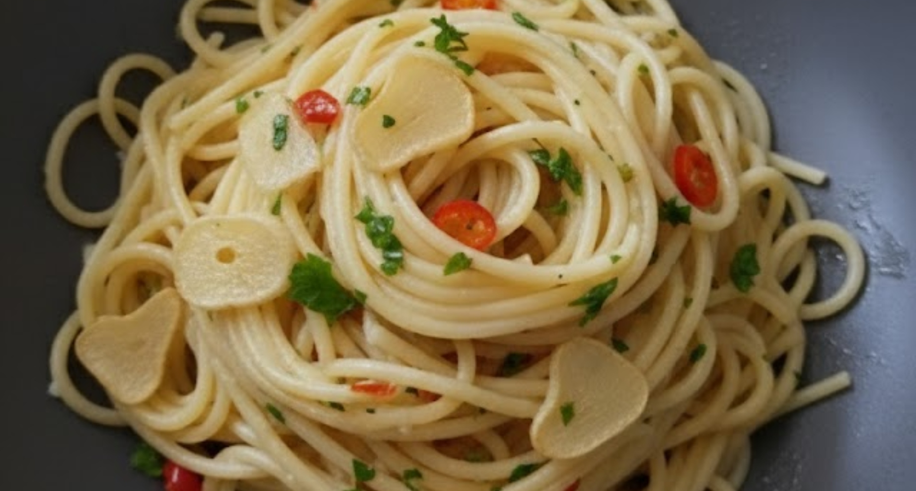 Pravé italské špagety Aglio e Olio: Královská večeře z pěti surovin