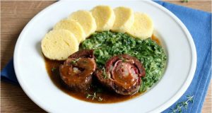 Hovězí roláda se špekem a tmavou šťávou: poctivý recept krok za krokem