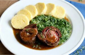 Hovězí roláda se slaninou a špekem: Poctivá klasika s bohatou šťávou Hovězí roláda se špekem a tmavou šťávou: poctivý recept krok za krokem