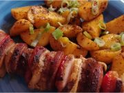 Vepřové špízy z pekáčku: Šťavnatý oběd s vůní libečku Poctivé vepřové špízy pečené v troubě – šťavnaté maso, uzenina a dokonalý výpek