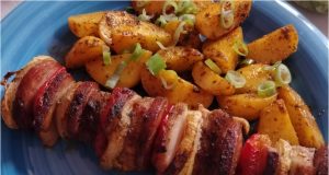 Poctivé vepřové špízy pečené v troubě – šťavnaté maso, uzenina a dokonalý výpek