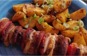 Vepřové špízy z pekáčku: Šťavnatý oběd s vůní libečku Poctivé vepřové špízy pečené v troubě – šťavnaté maso, uzenina a dokonalý výpek