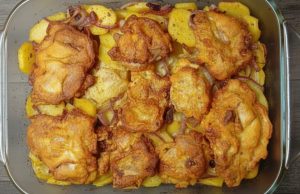 Krkovička v těstíčku s brambory: šťavnatý oběd z jedné zapékací mísy