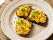 Šumavské topinky s vejci, sýrem a zeleninou