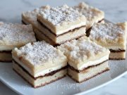 Svatební koláč na plech: Tradiční chuť v moderním a bleskovém balení Svatební koláčky na plech: nadýchaný kynutý řez s povidly, tvarohem a drobenkou