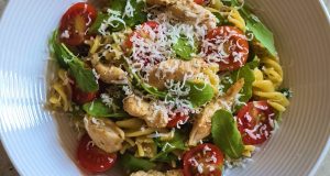 Těstoviny s bazalkovým pestem, cherry rajčátky a kuřecím masem