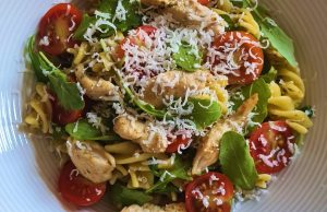 Těstoviny s bazalkovým pestem, cherry rajčátky a kuřecím masem