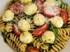 Těstovinový salát s mozzarellou, cherry rajčátky a bazalkovým pestem