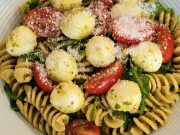 Těstovinový salát s mozzarellou, cherry rajčátky a bazalkovým pestem