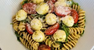 Těstovinový salát s mozzarellou, cherry rajčátky a bazalkovým pestem