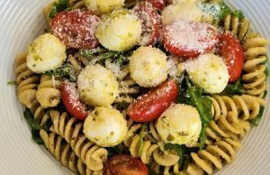 Těstovinový salát s mozzarellou, cherry rajčátky a bazalkovým pestem
