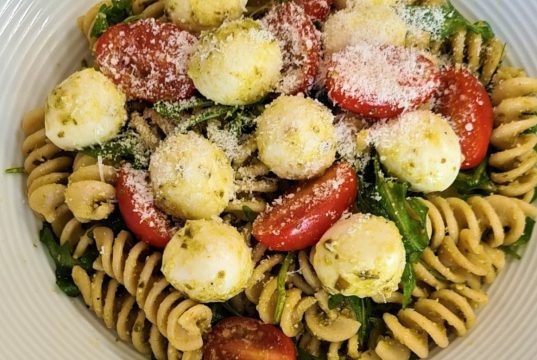 Těstovinový salát s mozzarellou, cherry rajčátky a bazalkovým pestem