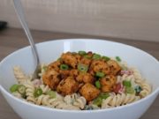 Barevný těstovinový salát s pikantním kuřecím masem: Rychlovka pro celou rodinu Barevný těstovinový salát s pikantním kuřecím masem.