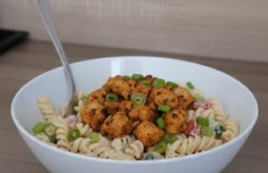 Barevný těstovinový salát s pikantním kuřecím masem: Rychlovka pro celou rodinu Barevný těstovinový salát s pikantním kuřecím masem.