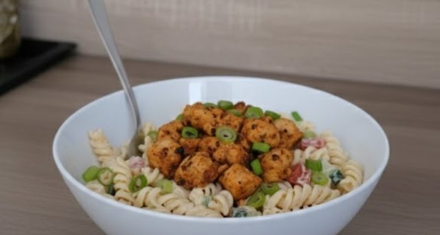 Krémový těstovinový salát s kuřecím masem, zeleninou a sýrem – rychlá večeře Barevný těstovinový salát s pikantním kuřecím masem.