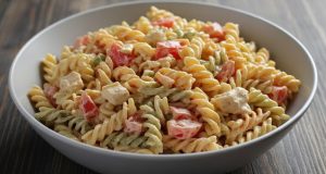 Lehký těstovinový salát s kuřecím masem: Svěží fit oběd i večeře Těstovinový salát s kuřecím masem a jogurtovým dresinkem