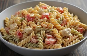 Lehký těstovinový salát s kuřecím masem: Svěží fit oběd i večeře Těstovinový salát s kuřecím masem a jogurtovým dresinkem